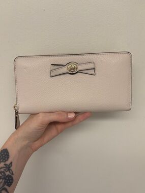 Coach Turnlock Bow Accordion Zip Wallet (Style #F53415) in Chalk